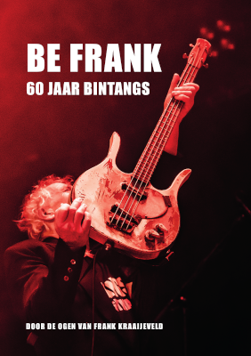 Cover van het boek: Frank Kraaijeveld die zijn basgitaar vol passie omhoog stuwt tijdens een optreden.